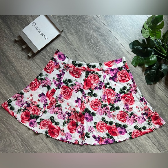 Forever 21 double front slit floral mini skirt. Size M - Picture 5 of 9